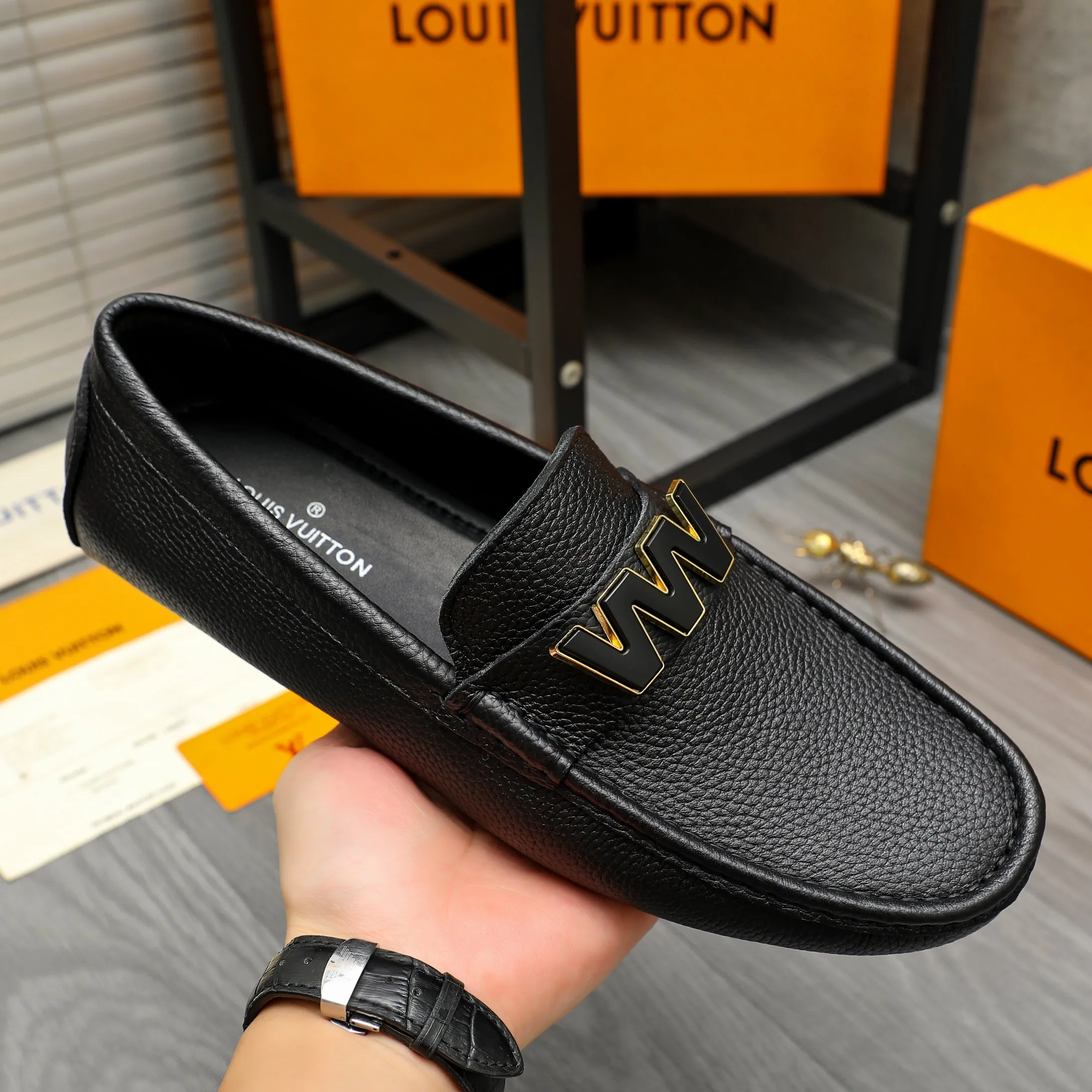 Men's shoes 💰420 Product trademark: LV "Louis Vuitton" casual slip-on shoes Regular size: 38-46 (45.46 custom-made, non-returnable) Product materials: Selected pebbled cowhide upper, sheepskin lining, original rubber outsole